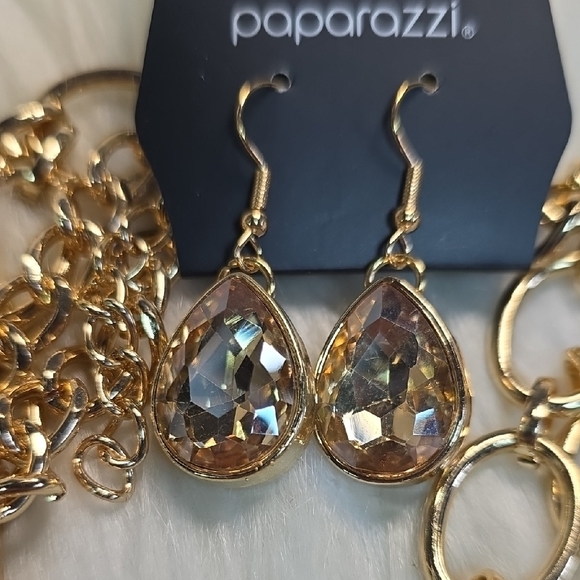 Paparazzi Gold Teardrop Necklace - Picture 5 of 7
